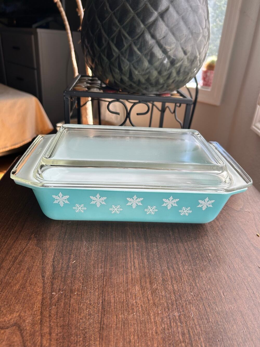 Vintage Pyrex Snowflake Space Saver Casserole 548b w/lid 1.25q Turquoise & White